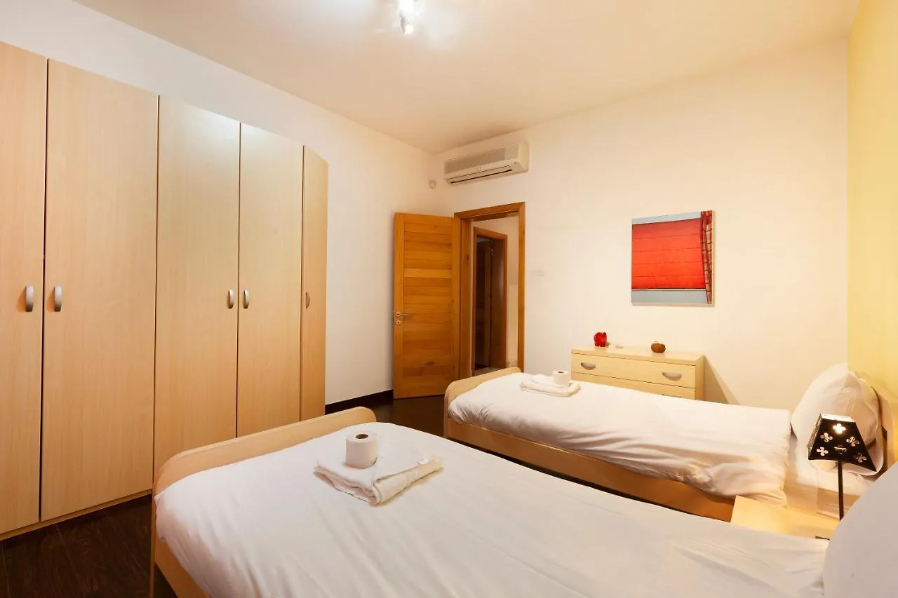 Spacious Seafront Apt With Living, Sofa, Wifi & Ac By 360 Estates Sliema